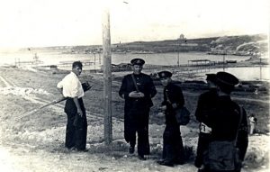 Б.Н. Апостоли осматривает линию обороны. 1941 г.